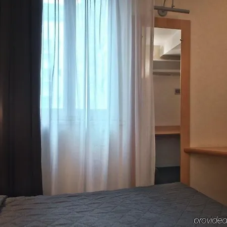 Hotel Du Chemin Paris